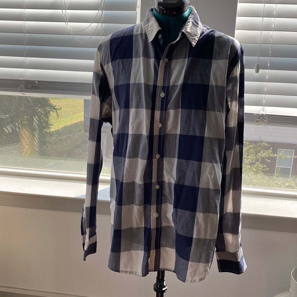 American rag cie men’s white and blue plaid long sleeved button up